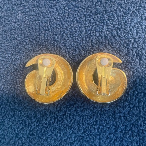 Kenneth Jay Lane Black Enamel Swirl Clip-on Earrings - Picture 4 of 8